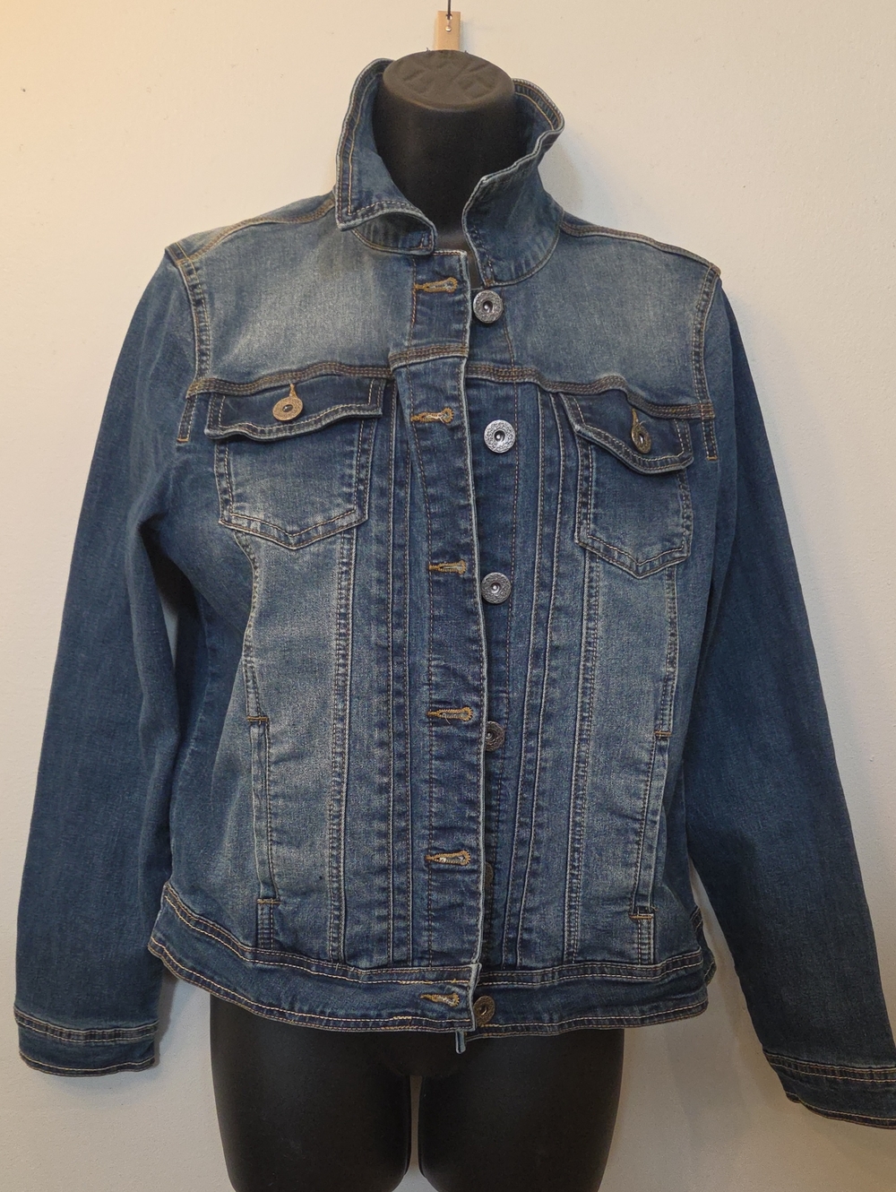 Singature Studio - Classic Women's Blue Denim Jacket - Casual Button-Up